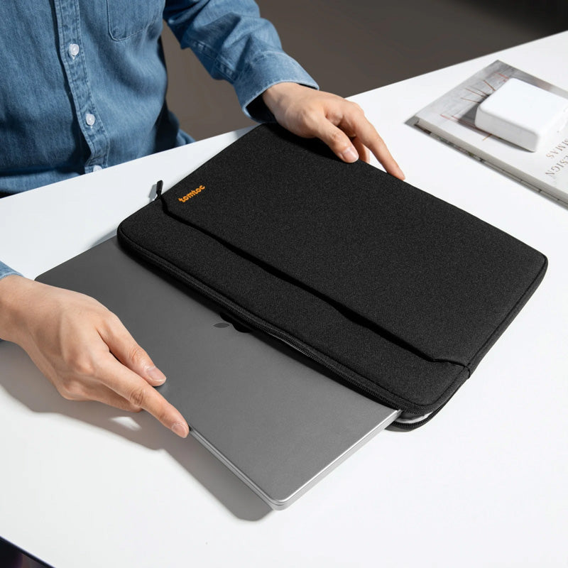 Light-A18 Laptop Sleeve MacBook Air & Pro 13" (M5/M4/M3) Black