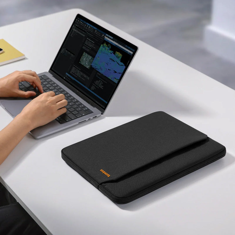Light-A18 Laptop Sleeve MacBook Air & Pro 13" (M5/M4/M3) Black
